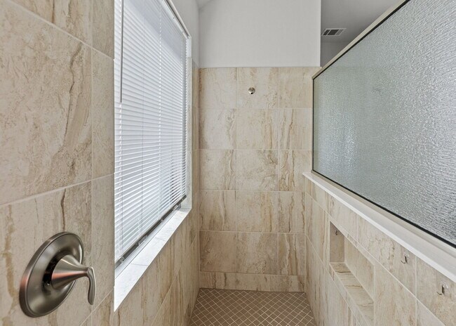 Building Photo - Modern updates and amenities but feels lik...