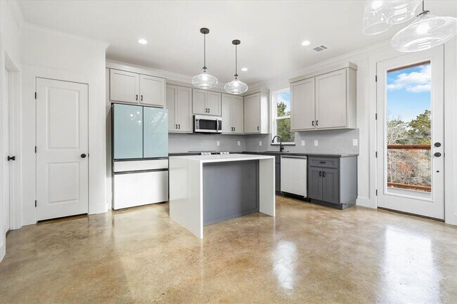 Building Photo - 114 Shady Bluff Dr