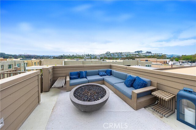 Building Photo - 983 Doheny Way