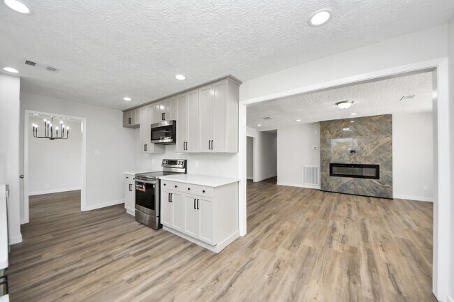 Building Photo - 3400 Surrey Ln