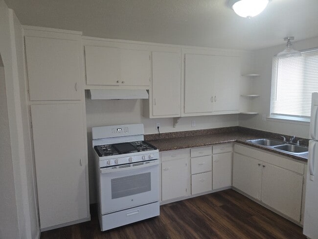 Building Photo - 904 Middlecoff Ave