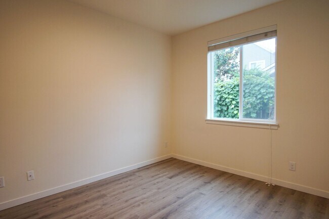 Building Photo - Spacious 2nd Floor 2-Bed in John's Landing...
