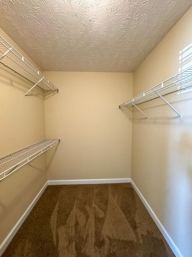 Building Photo - Charming 3 Bed 2 Bath Raeford Home with Fe...