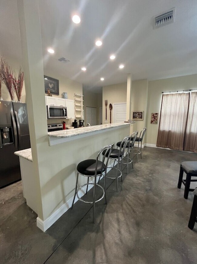 Building Photo - Gorgeous Fully Furnished 4BR/3BA Home – Id...