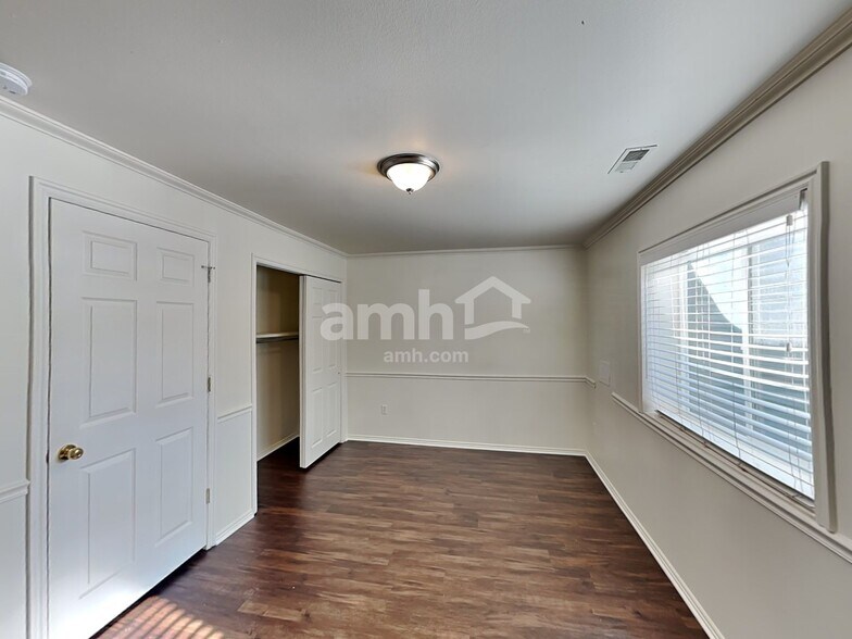 Building Photo - 523 E Center St