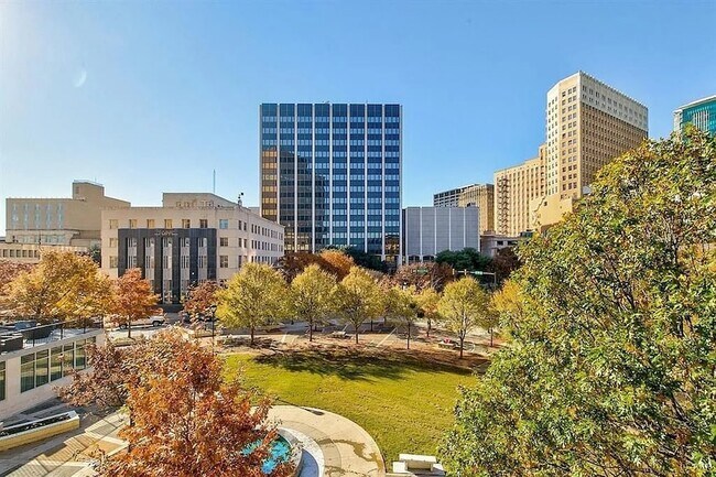 Building Photo - 1006 Houston St