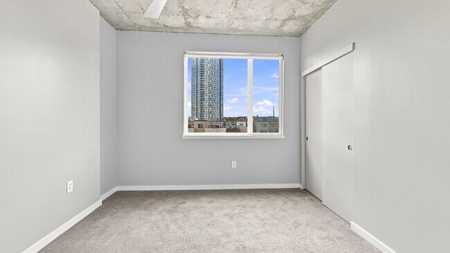 Building Photo - $2,820.95- 2 bed, 1 bath Condo in the heart of Denver with In Unit Laundry!