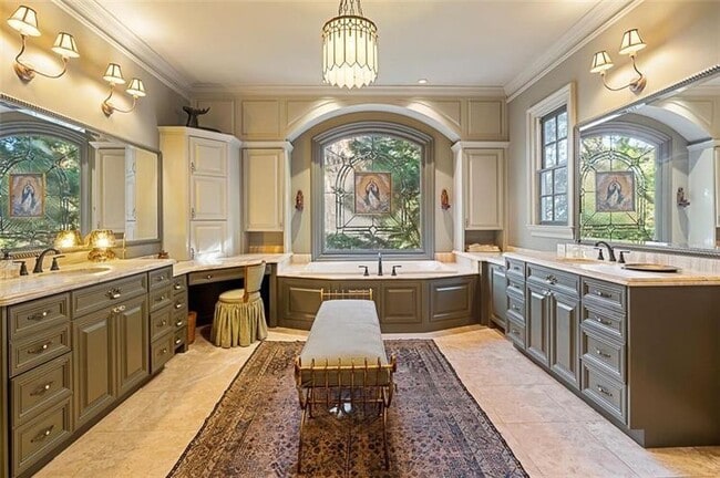 Building Photo - 5000 Long Island Dr