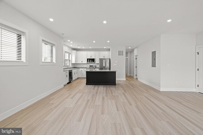 Building Photo - 13 Arbutus Ave