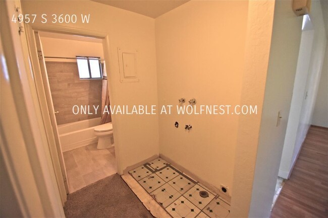 Building Photo - Updated 2 Bed Taylorsville Unit! No Deposi...