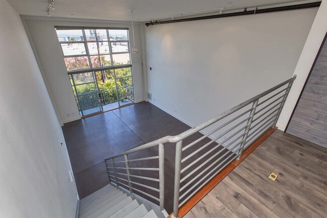 Building Photo - Renovated Dogpatch Loft