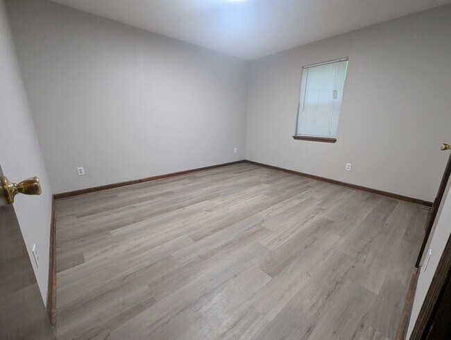 Building Photo - 315/317 Rustwood Dr