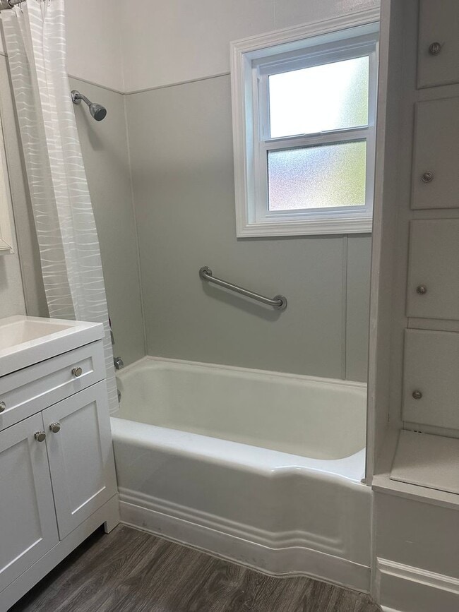 Building Photo - Chestnut-1918/1920