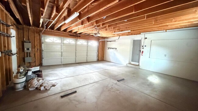 Building Photo - 25001 Rim Rock Rd