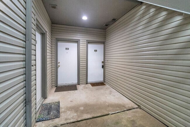 Building Photo - 9707 Richmond Ave.