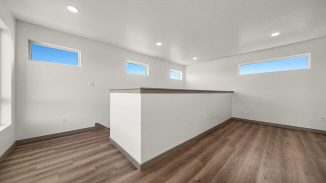 Building Photo - 353 Toms Cyn Dr