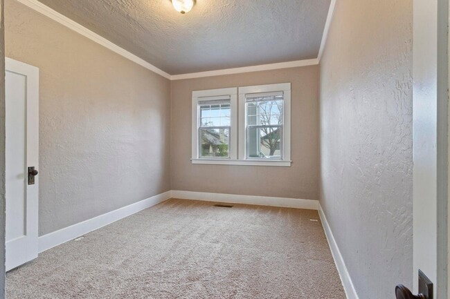 Building Photo - 7 Rose Ave