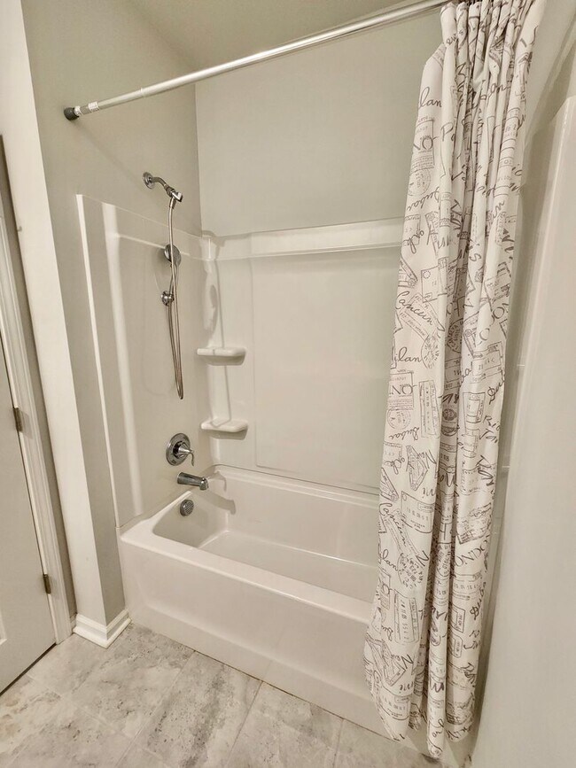 Building Photo - Well maintained end unit townhome in Grand...
