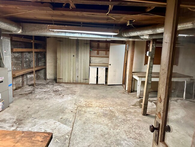 Building Photo - 4 plus bedroom on double lot