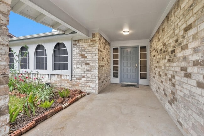 Building Photo - 16327 Green Shade Dr