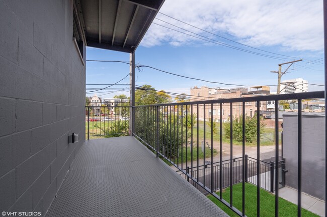 Building Photo - 418 E Oakwood Blvd