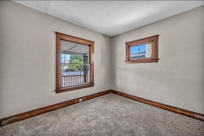 Building Photo - 1261 E 123rd St