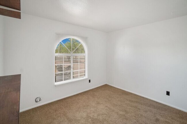 Building Photo - Southwest Area -3 bedroom, 2 bath Home wit...