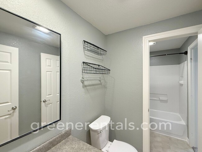 Building Photo - 2BR/1.5BA 3rd Floor Condo Overlooking Sinclair Inlet