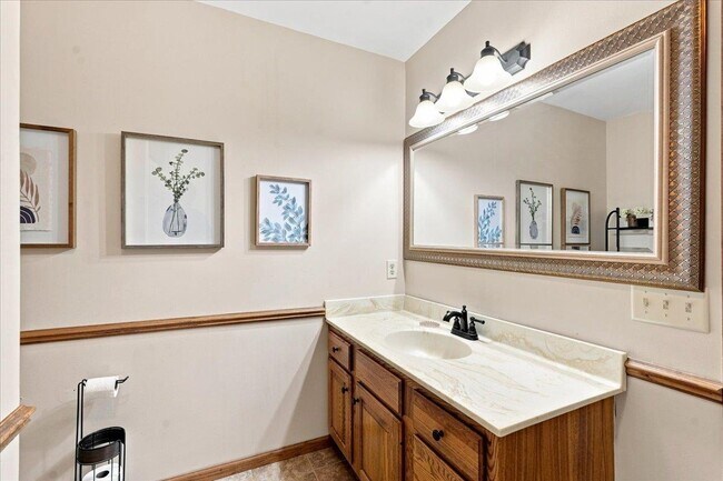 Building Photo - 911 Thomas Dr