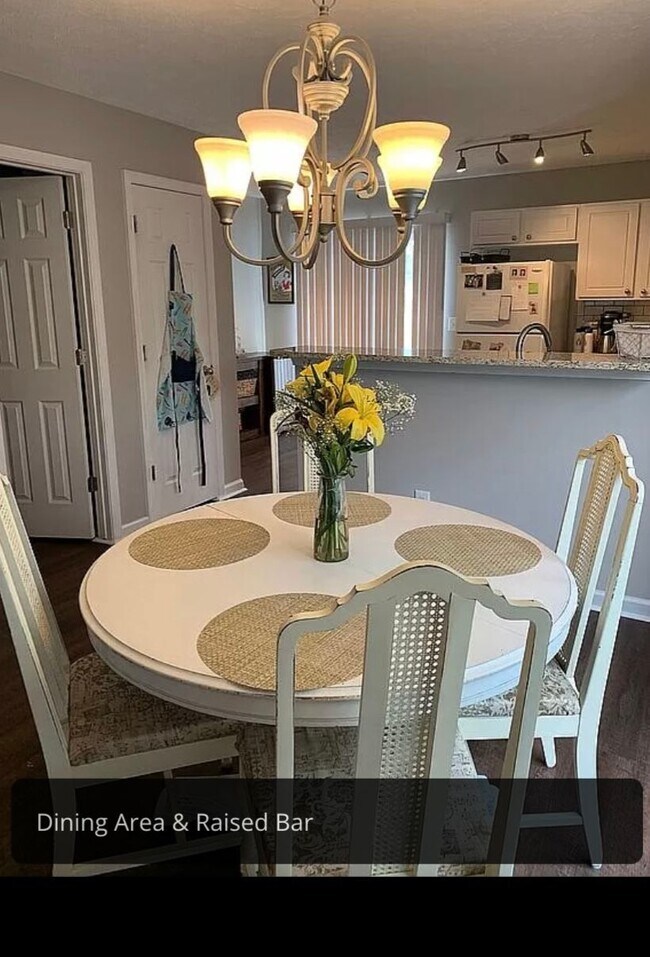 Building Photo - "Charming 2-Bed Oasis with 2.5 Baths in Nashville's Heart - 1,234 Sq Ft of Comfort!" End Unit. Cl...