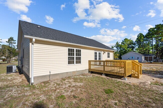 Building Photo - Fully Renovated 3 Bedroom in Southport!