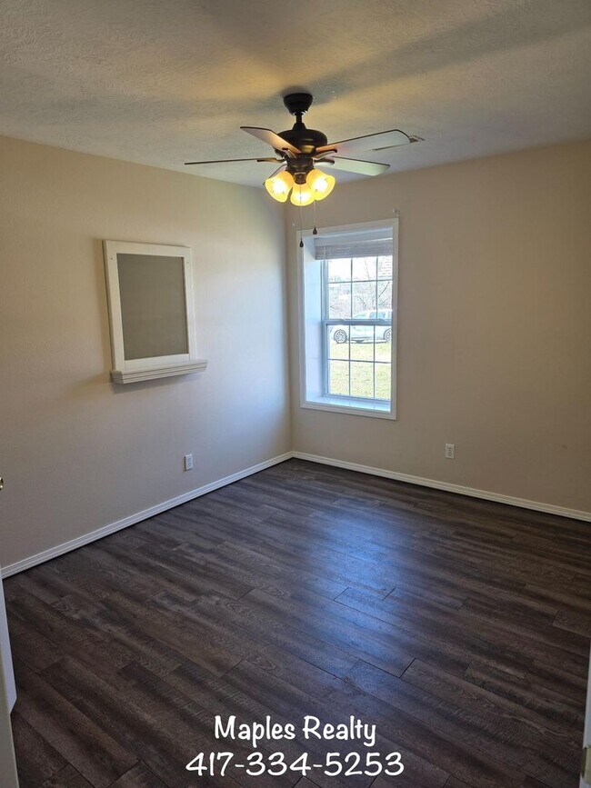 Building Photo - 3 Bed | 2 Bath Home in Hollister, MO – Flat Yard + 2-Car Garage