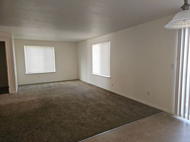 Building Photo - Strawberry Heights Home