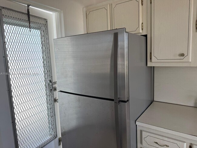 Building Photo - 7800 Carlyle Ave