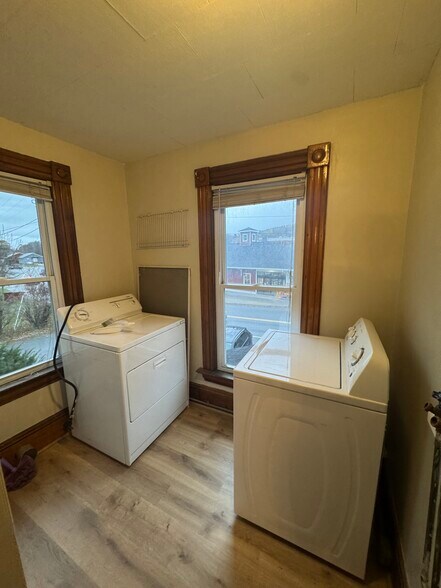 Building Photo - 15 Railroad St