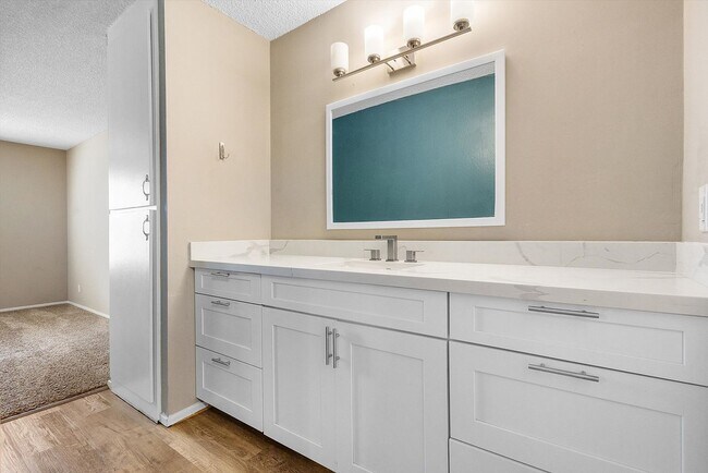 Building Photo - 960 Shorepoint Ct