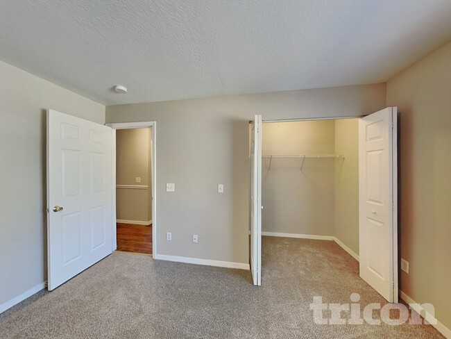 Building Photo - 8312 N Orangeview Ave