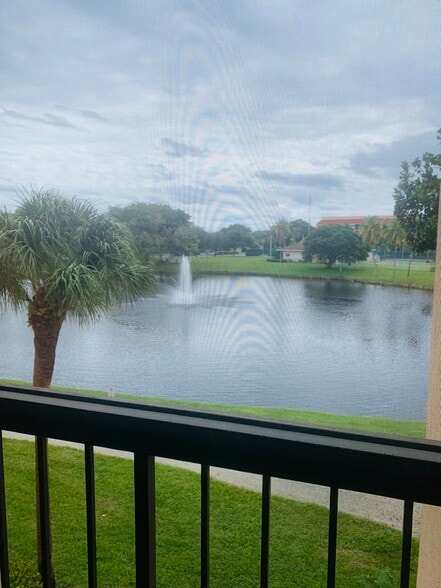 Lake and fountain view - 950 Egret Cir