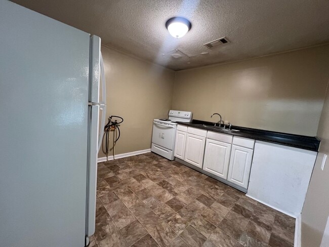 Building Photo - 2 Bedroom 1 Bathroom Home in the West End