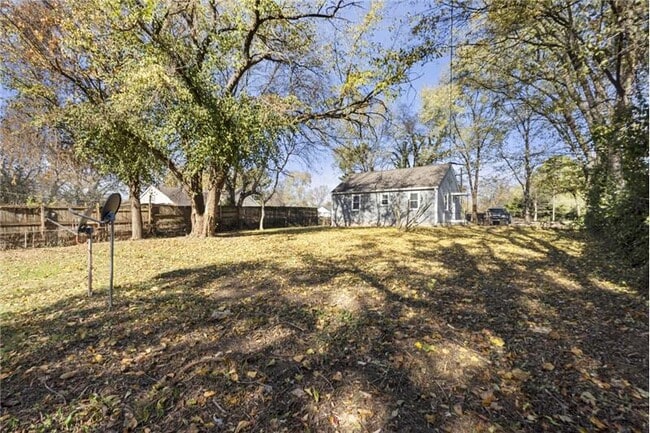 Building Photo - 1211 Thompson Pl