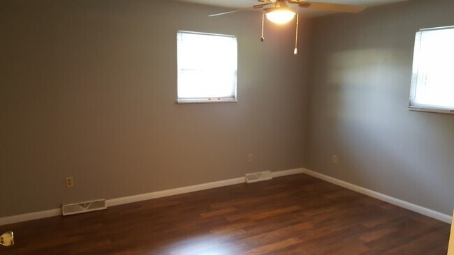 Building Photo - Large Home with Beautiful Mountain Views