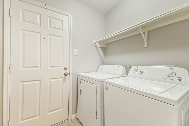 Building Photo - 13831 Hillingdale Ln
