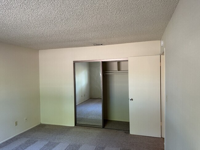 Building Photo - Stockton 2 Bedroom 1 Bathroom Duplex