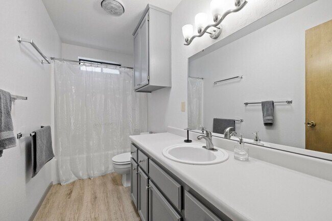 Building Photo - Fully Furnished 3 Bedroom Retreat in the P...