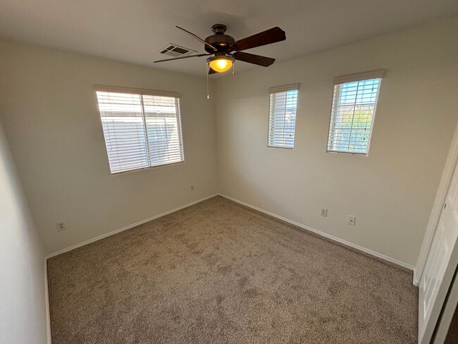 Building Photo - Gorgeous 3bed/1bath w/ 2 Car Garage located in Henderson!— Enjoy Rent-Free Holidays!
