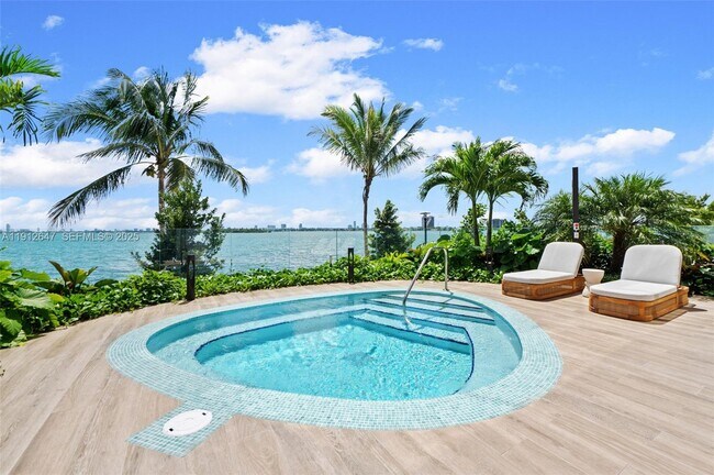 Building Photo - 700 NE 24th St