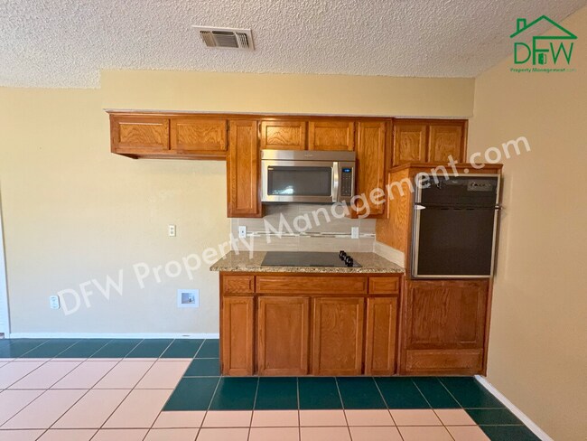 Building Photo - Charming 3-Bedroom Home with Fenced Backyard & Fireplace in Arlington!