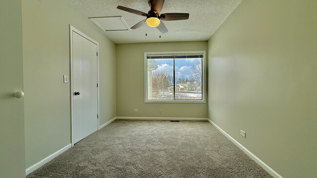 Building Photo - 10 Rugby Ct