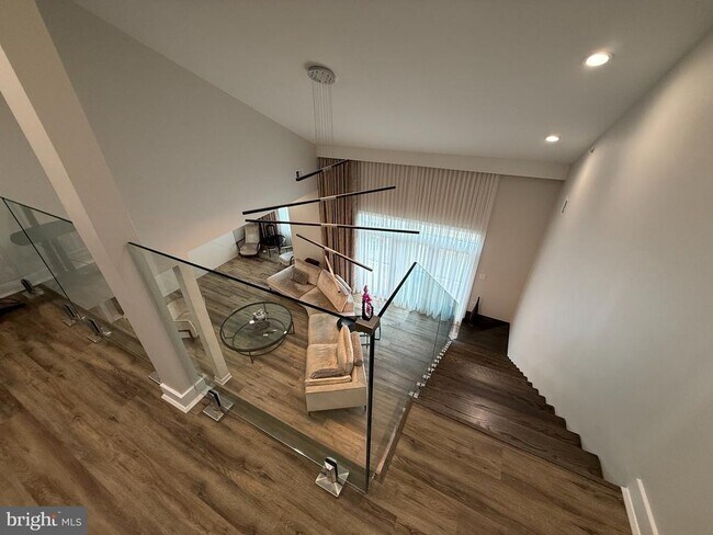 Building Photo - 572 Carson Terrace