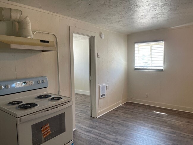 Building Photo - Newly Renovated-1 Bedroom 1 Bath Downstair...